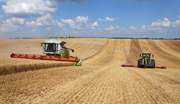 Wspomagany satelitarnie GPS PILOT wykorzystuje sygnały globalnego systemu pozycjonowania i automatycznie prowadzi LEXION z dokładnością do 2 cm wzdłuż krawędzi cięcia.