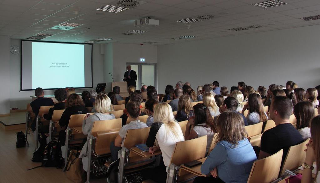 Profesora Cascorbi przybyło około stu czterdziestu słuchaczy.
