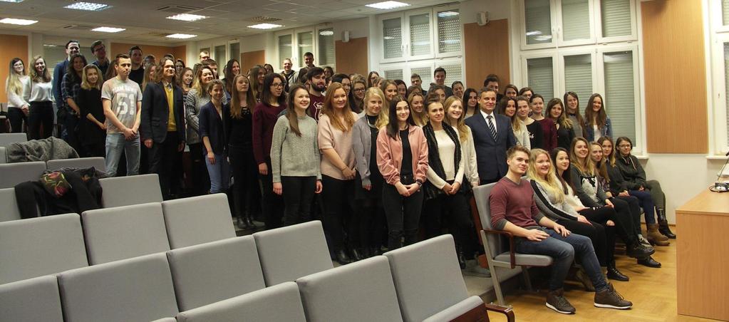 Dydaktyka w roku akademickim 2016/2017: Studenci II roku farmacji wraz z prof.