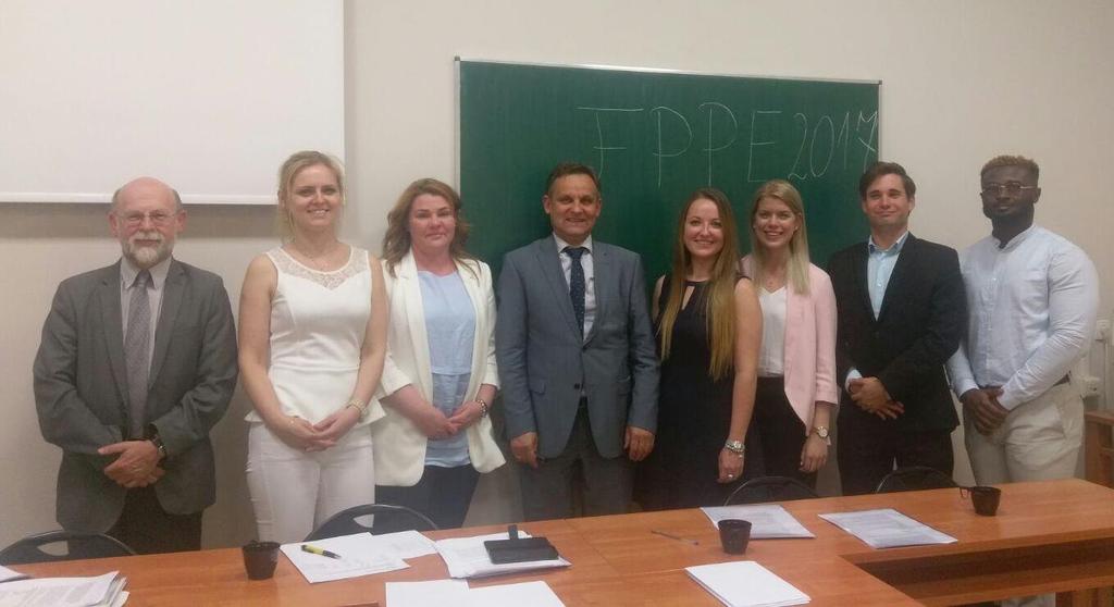 Studenci szóstego roku programu Pharm.D. wraz z komisją egzaminacyjną po zakończeniu części ustnej egzaminu końcowego FPPE (Final Professional Pharmacy Egzamination): Na zdjęciu od lewej: dr hab.