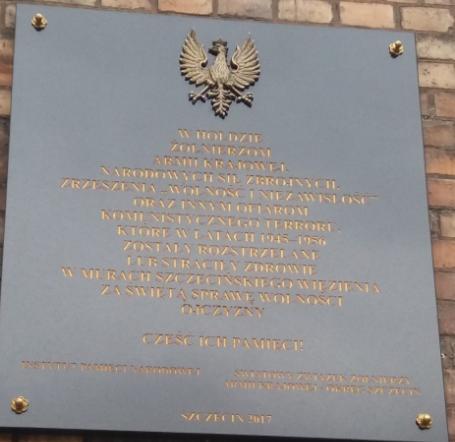 światowej m.in. w rejonie Żelechowa. Na zdjęciu: tablica na murach Aresztu Śledczego przy ul. Kaszubskiej.