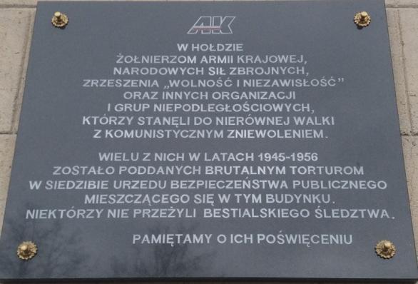 Na zdjęciu: tablica na ścianie Komendy Wojewódzkiej Policji przy ulicy Małopolskiej.