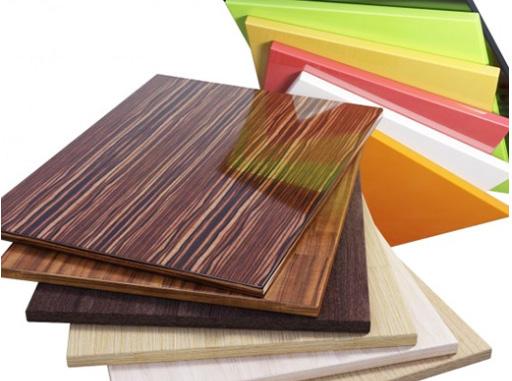 Drewno lite ma tą zaletę, że jest ponadczasowe i komponuje się w każdym pomieszczeniu, z każdym rodzajem materiału, wzorem i kolorem.