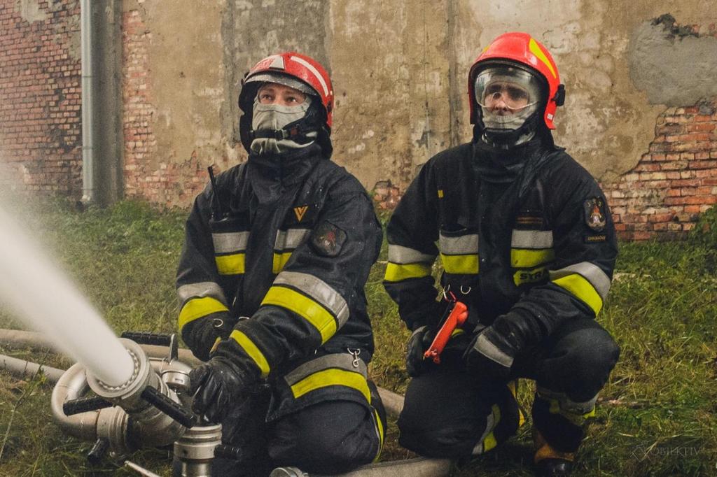 Nie traktuj kominiarki jako zastępstwa maseczki.