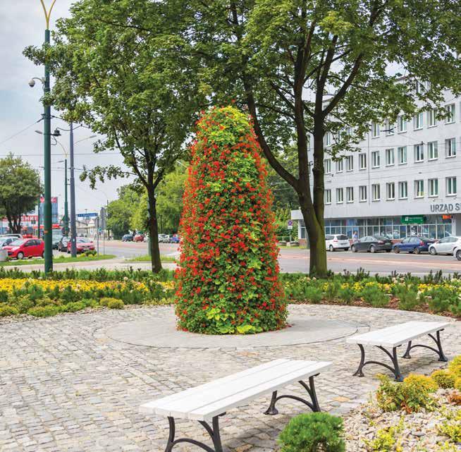Wieża kwiatowa H3400 umożliwiła wprowadzenie dużej ilości roślin na teren brukowanego placyku w rejonie alei platanowej przy Urzędzie Miejskim.