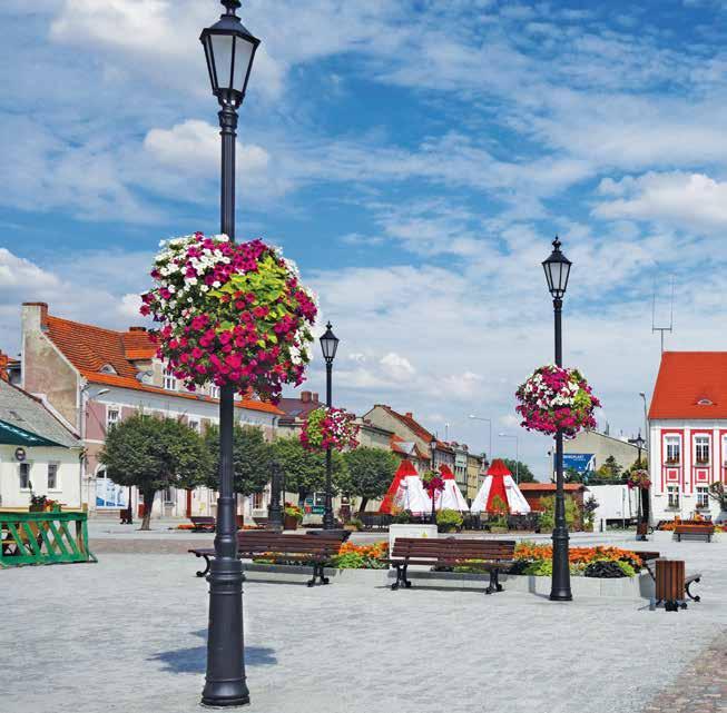 Zakup Konstrukcji Kwietnikowych umożliwił estetyczne zaaranżowanie niedawno zrewitalizowanego skweru w pobliżu miejskiego ratusza.