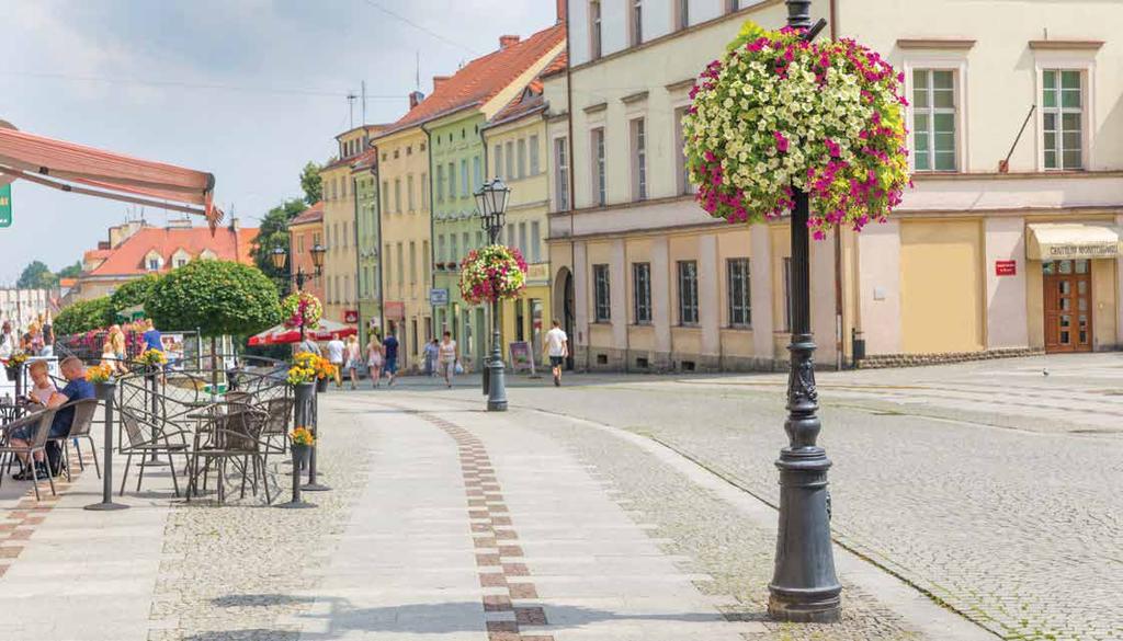 Serce Złotoryi w kwiatach miasto: Złotoryja województwo: dolnośląskie liczba mieszkańców: 13 099 Niewyróżniający się rynek z dominacją betonu Brak naturalnego podłoża, które umożliwiłoby tradycyjne