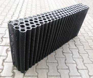 parkingi, ulice, dachy, czy tereny zielone, odprowadzane do studzienki z częścią osadową, a w dalszej kolejności do pakietów rozsączających.