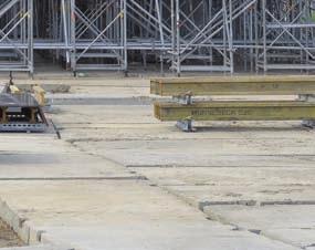 Przed zabetonowaniem elementów nośnych konstrukcji, pod planowaną kapą chodnikową osadzono kotwy talerzowe.
