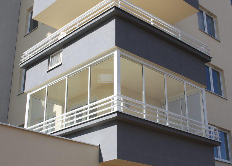 Bezramowe zabudowy balkonów mogą być wykonywane w linii prostej, łamanej lub po łuku.
