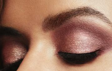 1 Dodaj odcień Dusty Rose i rozprowadź go na linii rzęs. Delikatnie połącz go z odcieniem Blossom, używając Pędzla do Modelowania Oczu.