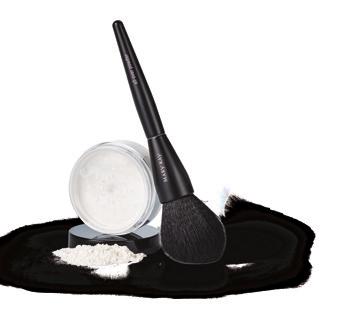 sebum, dzięki czemu makijaż cały dzień wygląda świeżo.