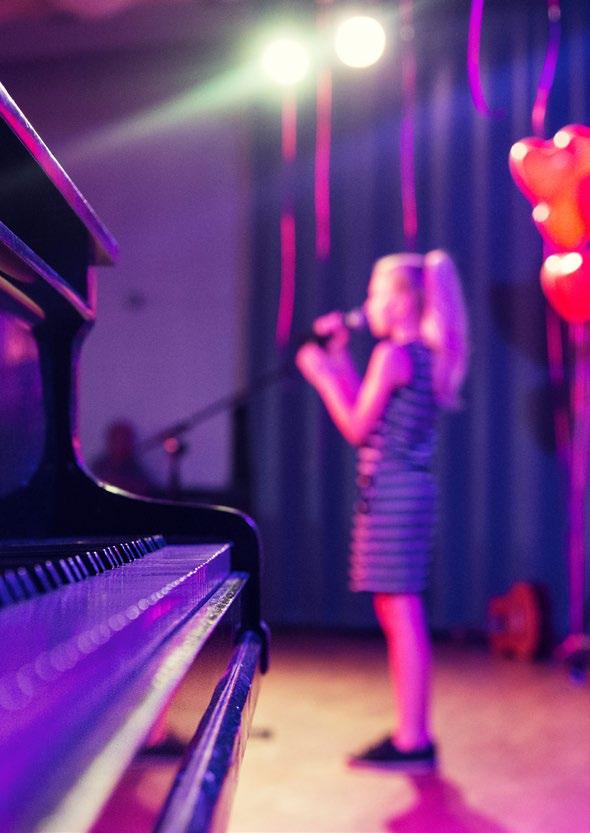 ZESPOŁY TANECZNE ZESPOŁY WOKALNE 04 05 Formacja Taneczna FLESZ DANCE Grupa taneczna poruszająca się w obszarze tańca nowoczesnego i show dance, gdzie głównymi technikami tanecznymi są: funky,