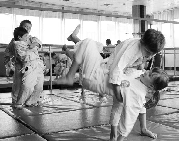 ZAJĘCIA REKREACYJNE JĘZYKI OBCE 16 17 Capoeira Capoeira to sztuka walki, która powstawała w XVIII i XIX wieku w Brazylii. Łączy w sobie elementy samoobrony, tańca i akrobatyki.