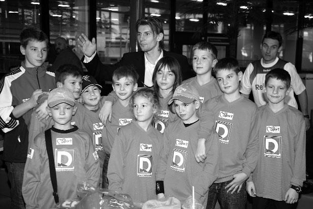 2008 grudzieƒ Nasza Rodnia strona 11 Wizyta u Smolarka Drużyna Pawła Kropki ze Świerczyńca po raz drugi wygrała ogólnopolski turniej piłkarski, organizowany przez firmę Deichmann (tym razem w