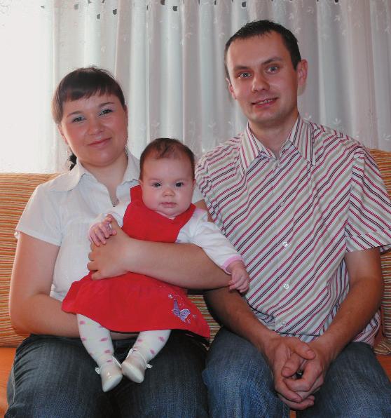 12 Nasza Rodnia strona Album rodzinny grudzieƒ 2008 Na starej fotografii Górnicy siłą moralną Julia Wilczek urodzi a 23 sierpnia. Mierzy a 56 cm i wa y a 3490 gramów.