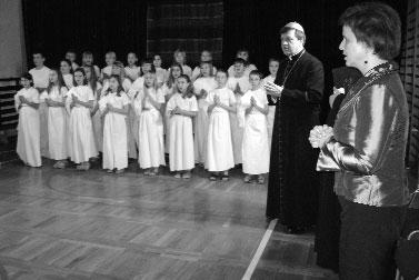 Obok trzech hymnów ( Bogurodzica, Rota, Mazurek Dąbrowskiego ) uczniowie mieli okazję przypomnieć sobie znany wierszyk Kto ty jesteś?, czy piosenkę Bo co może mały człowiek.
