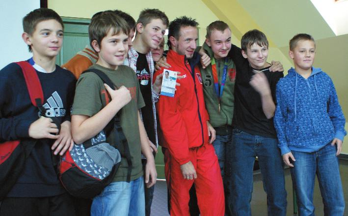 6 strona Nasza Rodnia grudzieƒ 2008 0 20 tys. 40 tys. 60 tys. 80 tys. 100 tys. Dotychczas zebrano 24 000 z Razem Tomasz Hamerlak zaimponowa bojszowskim gimnazjalistom.