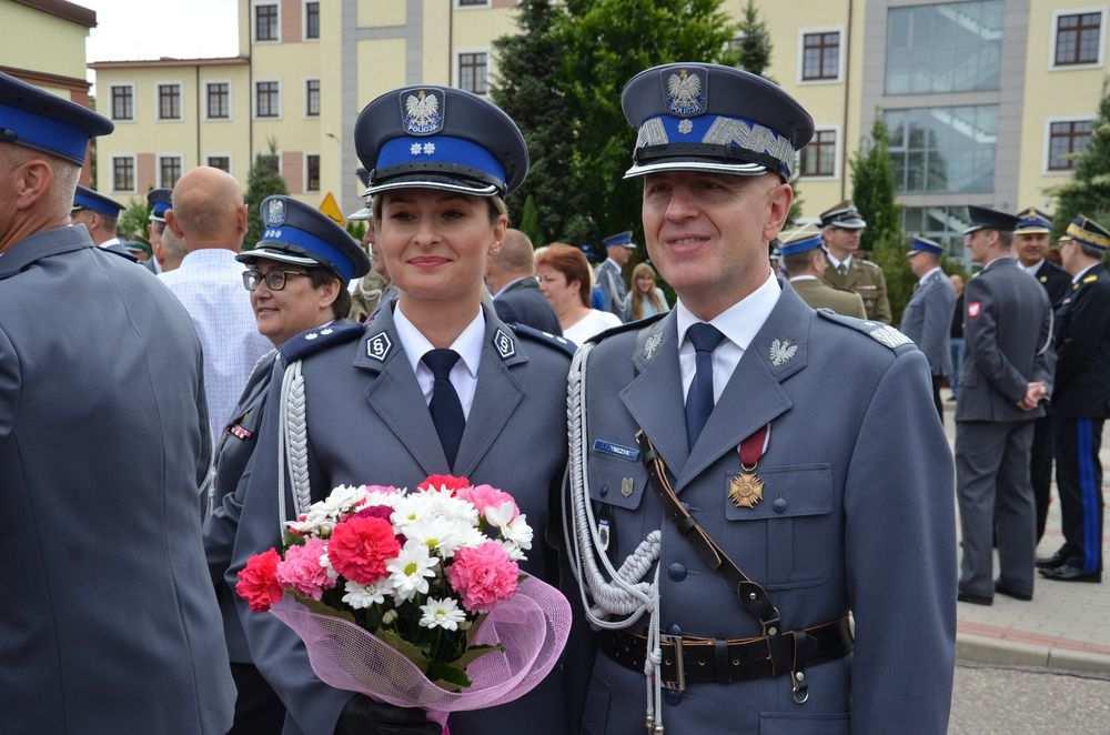 W trakcie uroczystości kierownictwo MSWiA, Policji oraz przedstawiciele promowanych absolwentów złożyli wieńce pod tablicą upamiętniającą policjantów zamordowanych przez NKWD w Kalininie w 1940 r.