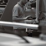 Może również poszczycić się siecią globalną i wysoko wyspecjalizowanym zespołem, oferując na całym świecie usługi dla Klienta oraz wymianę części zamiennych do maszyn on-site i on-line 24/7.