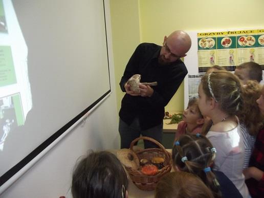 Uczniowie wysłuchali prelekcji na temat budowy grzyba, cech charakteryzujących grzyby jadalne i trujące, poznali zasady