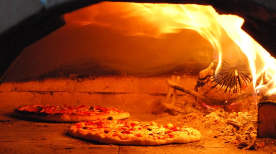 10 - Pizza szefa ( sos pomidorowy,ser,papryka,,swojska szynka, szynka Zbycha ( parmeńska) pieczarki, oliwki, mix świeżych sałat, parmezan) 11 - Uczta serowa (sos pomidorowy, mozzarella,ser brie,