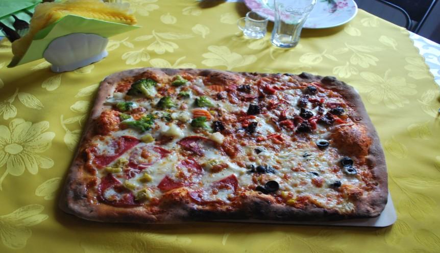 Lady ( sos pomidorowy, mozzarella, swojska szynka, pieczarki) 15 - Palermo (sos pomidorowy, mozzarella, swojska szynka dwa rodz.