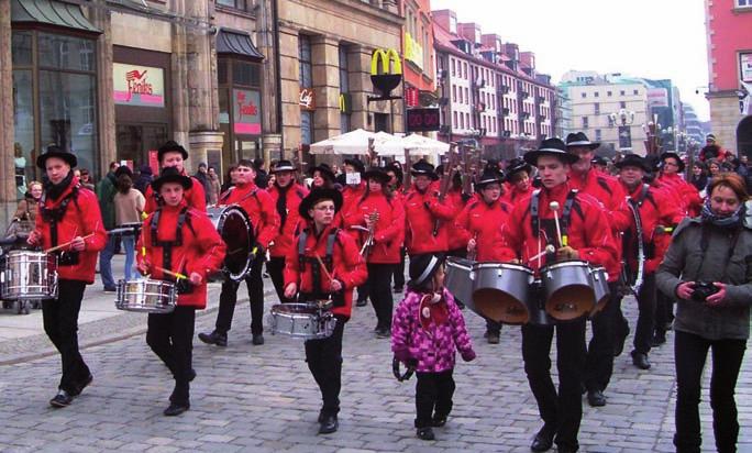 EUROPEJSKI STANDARD SOBÓTCZAŃSKA BIESIADA Z WIZYTĄ W BERdze na jego czele. Po marszu muzycy grali dla niemieckiej publiczności przed Domem Kultury.