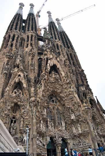 Prosto z lotniska udaliśmy się na zwiedzanie imponującej świątyni SAGRADA FAMILLIA (Świątynia Pokutna Świętej Rodziny). To najbardziej rozpoznawalne i wciąż nieukończone dzieło Antonio Gaudiego.