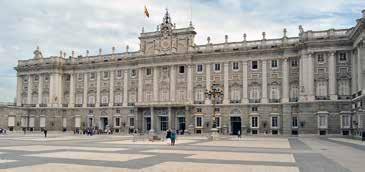 kościół San Pedro el Real (XV wiek), katedra San Isidoro el Real (XVII wiek), klasztor Descalzas Reales (XVI wiek), park Casa de Campo o powierzchni 1447 ha z Fontanną Księcia (1725), mosty, m.in.