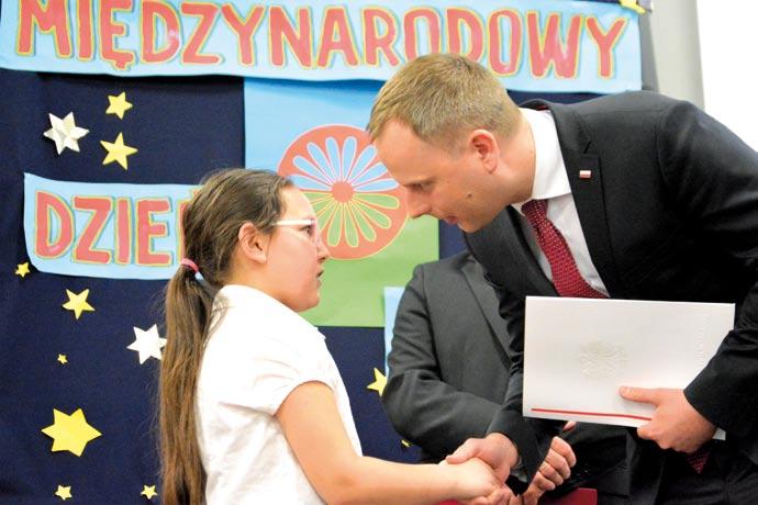 savo ćhindzia ke manusia pe wernisażo Prezeso dre Romano Związko dre Szczecinko Roman Chojnacki, kaj isy dre Khetani Komisja Guvernoskry i Tyknedyr Nacjengry i Etnikane.