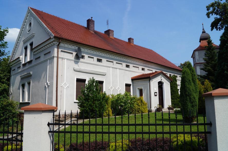 - Plebania w zespole kościoła p.w. św.