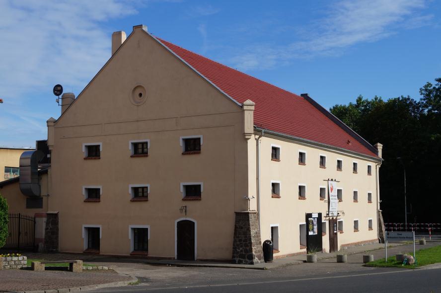 obecnie mieście się tam Spichlerz