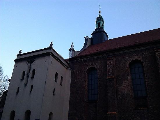 Do roku 1598 był on drewniany, w latach 1640-1680 wzniesiono jednopiętrowy klasztor murowany, potem dobudowano drugie piętro.