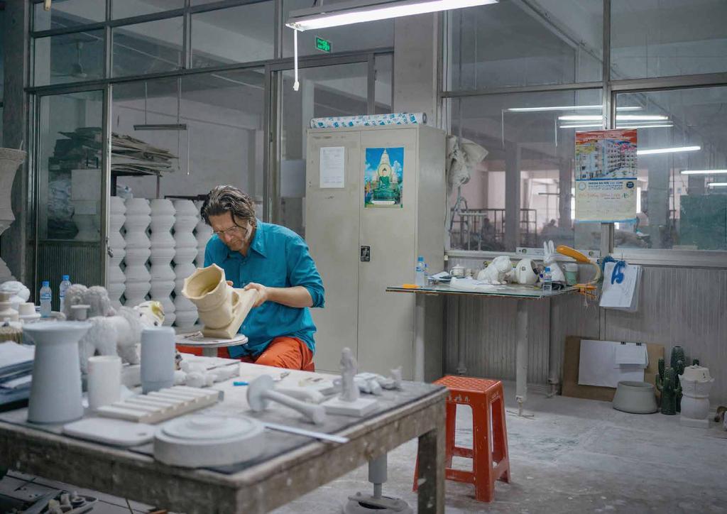 PH152863 POZNAJCIE PERA B. SUNDBERGA Projektanta. Artystę. Indywidualistę. Per B. Sundberg to jeden z najbardziej uznanych szwedzkich artystów tworzących w szkle i ceramice.