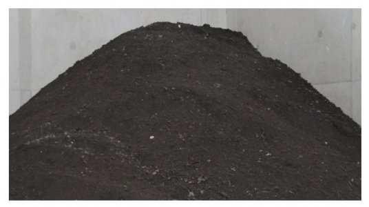 15 Dla zapewnienia odpowiednich warunków procesu kompostowania wydzielane są zanieczyszczenia, a następnie przygotowywany jest wsad składający się z mieszaniny poszczególnych rodzajów odpadów.