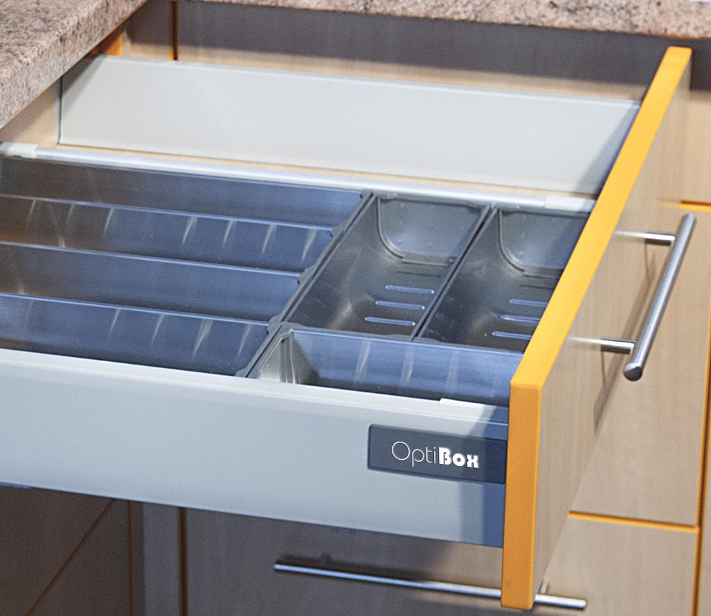Gładko i Cicho System szuflad OptiBox daje użytkownikom poczucie harmonii i komfortu, dzięki unikalnemu mechanizmowi SYNCHRO koordynującemu pracę potrójnych szyn ślizgowych w czasie otwierania i