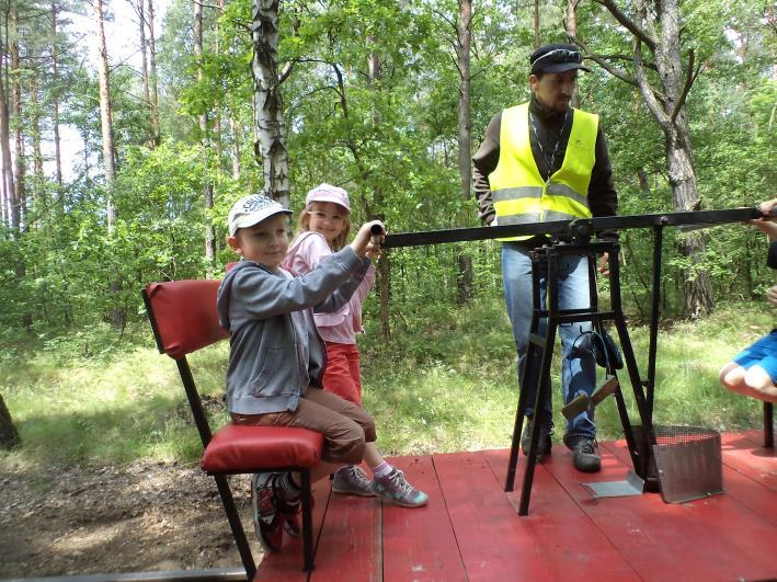 Na polance czekało ponadto wiele atrakcji: konkurs dla dzieci typu jaka to melodia, gra w kometkę tudzież piłkę, przeciąganie liny (ach, za pierwszym razem dzieciaki