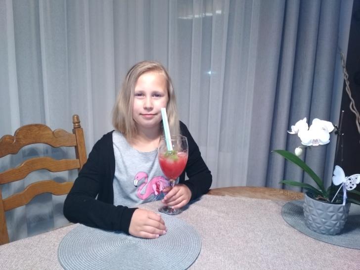Od momentu, gdy zacznie bulgotać, gotuj jeszcze 3 4 minuty. Odstaw z ognia, ostudź. Arbuza obierz ze skórki, usuń pestki, pokrój na kawałki.