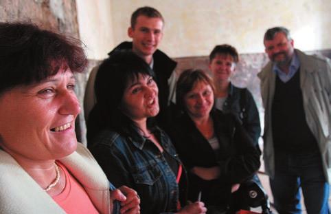 Animacja lokalna 31 Jest pośrednikiem, który ma za zadanie budować pomost; powinien uzupełniać [ ] powszechny deficyt szeroko rozumianej kultury wiedzy i umiejętności, promować inny model zachowań,