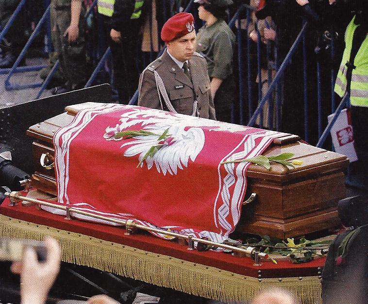 Podczas ceremonii Jego pożegnania w Belwederze trumna była okryta również Proporcem Prezydenta [12] jednakże płat proporca był obszyty złotą frędzlą mimo iż wśród oficjalnych weksyliów państwowych