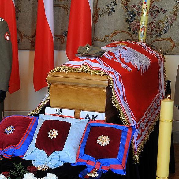 Wystawiona publicznie trumna okryta Proporcem Prezydenta obszytym złotą frędzla Można przypuszczać, że obszycie złotą frędzlą płata Proporca Prezydenta Rzeczypospolitej było w tym przypadku oddaniem