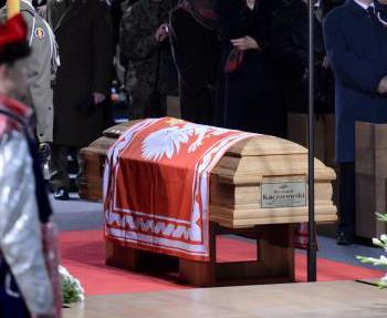 W trakcie drugiego pochówku R. Kaczorowskiego w 2012 r. Proporzec Prezydenta nie był zgodnie ze zwyczajami Polonii - już obszyty frędzlą. [13] Trumna s.p. Ryszarda Kaczorowskiego podczas drugiego pochowku w Świątyni Opatrzności Bożej płat Proporca Prezydenta nie jest obszyty frędzlą.