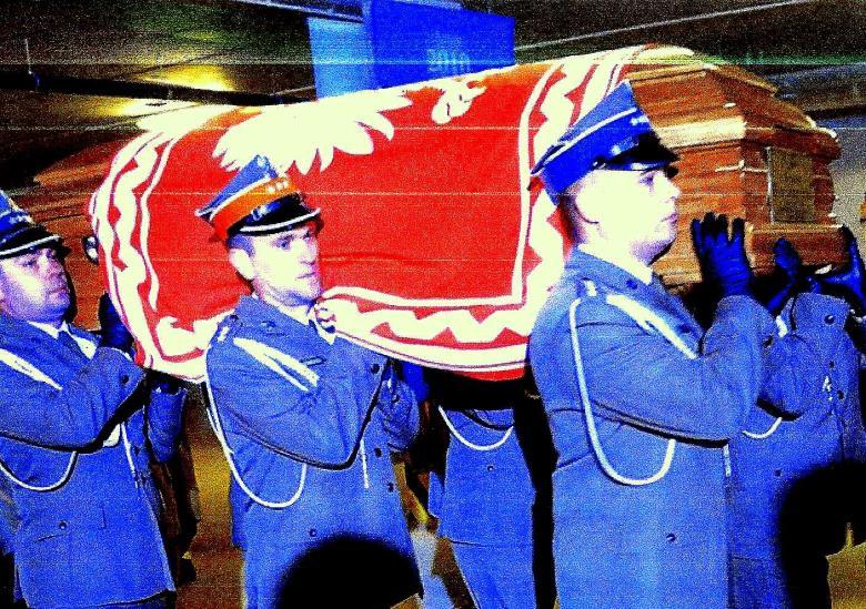 w ramach ustaleń z NATO przybył do Polski pierwszy pododdział amerykańskich sił zbrojnych lotniczych Aviation Detachment i na lotnisku wojskowym w Łasku odbyła się oficjalna ceremonia powitania.