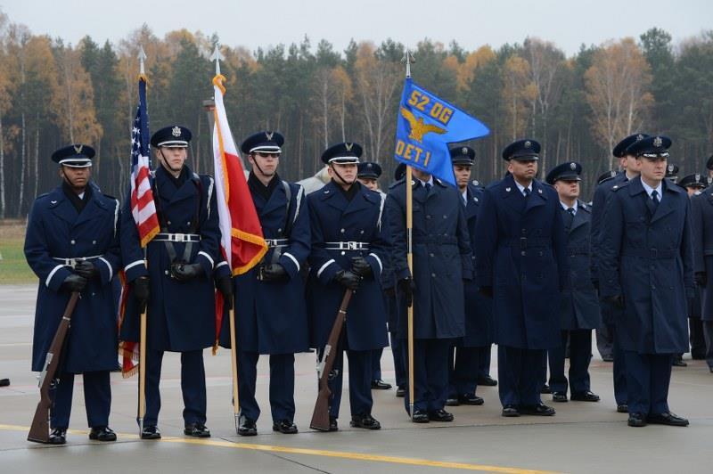 W historii polskich symboli państwowych był t pierwszy tego typu przypadek gdy przytwierdzona do drzewca płachta flagi państwowej Rzeczypospolitej została zgodnie z wojskowym ceremoniałem US Army