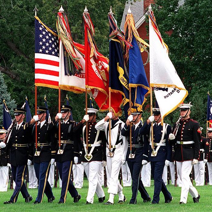 Parada wojskowa w Fort Myer, Virginia w listopadzie 2001 r.