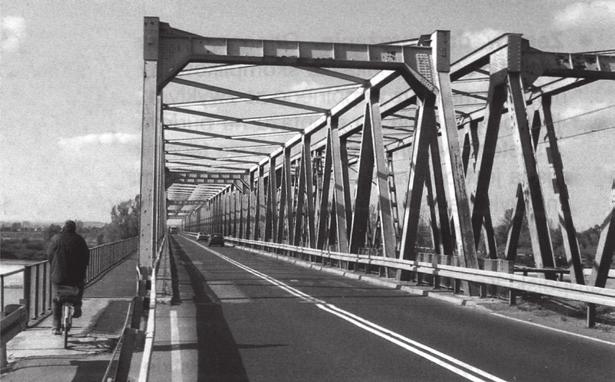 dowane ubytkami korozyjnymi charakterystyki geometryczne i wytrzymałościowe należy wyznaczyć z uwzględnieniem przesunięcia osi obojętnej w przekroju skorodowanym.