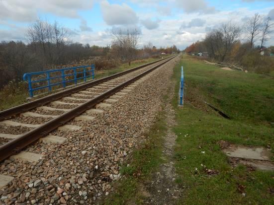 świetle: 3,25 m Wysokość w świetle: 2,4 m Długość: 13,5 m Przeszkoda: rów Wlot/wylot: Konstrukcja stalowa z blach falistych na wlocie i wylocie dopasowana do nachylenia skarpy.