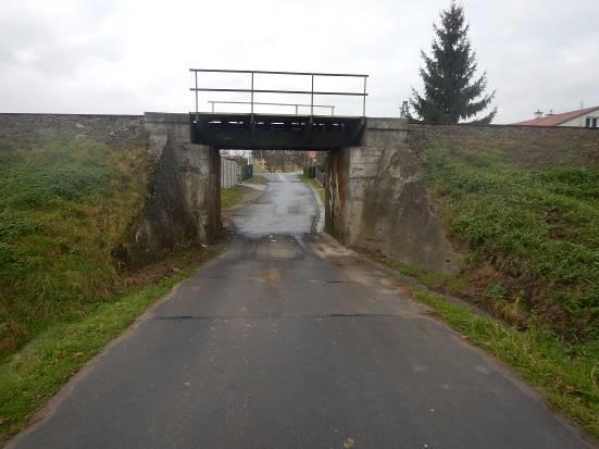Tabela 5 Zestawienie istniejących obiektów inżynieryjnych na LK106 ISTNIEJĄCE OBIEKTY INŻYNIERYJNE NA LK106 LK 106 RODZAJ PRZEPUSTU 1. 11+349 Wiadukt stalowy 2. 11+542 Przepust skrzynkowy żelbetowy 3.