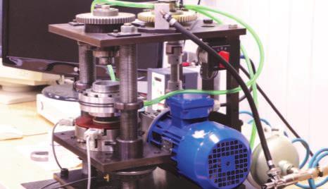 Biotribotester (symulator tarcia stawu biodrowego) wymienne pary tarcia: pierścień-tarcza lub głowa -panewka; obciążenia cyklicznie zmienne w